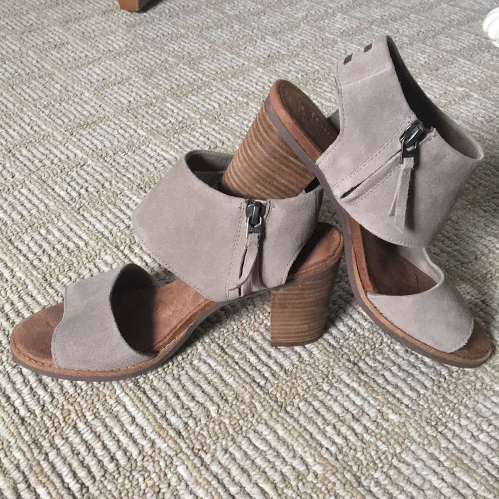 New atoms tan sandals